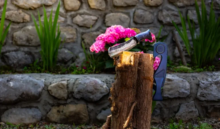 Couteau de L'Âme de Chartreuse planté dans une souche fleurie
