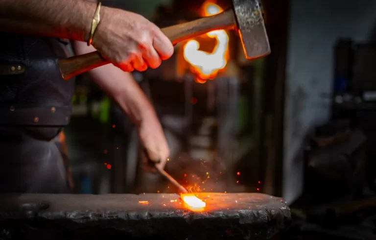 Forge d'une lame à l'atelier de L'Âme de Chartreuse