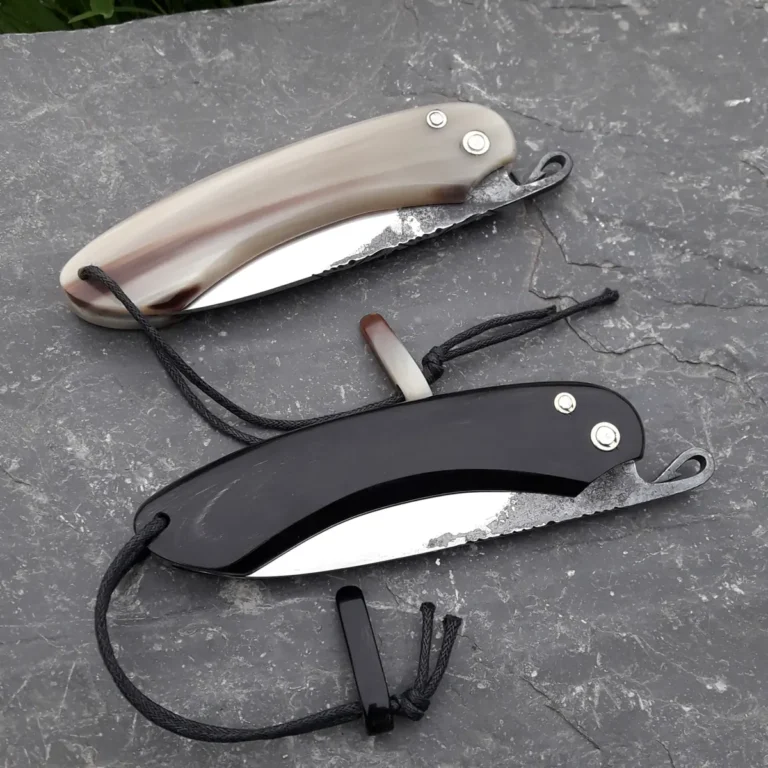 Deux couteaux de l'Atelier Byro à manches en corne