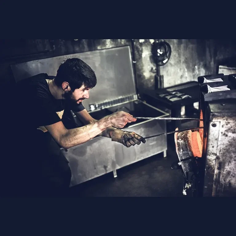 Trempe d'une lame à l'atelier de la Manufacture Cognet, à Thiers