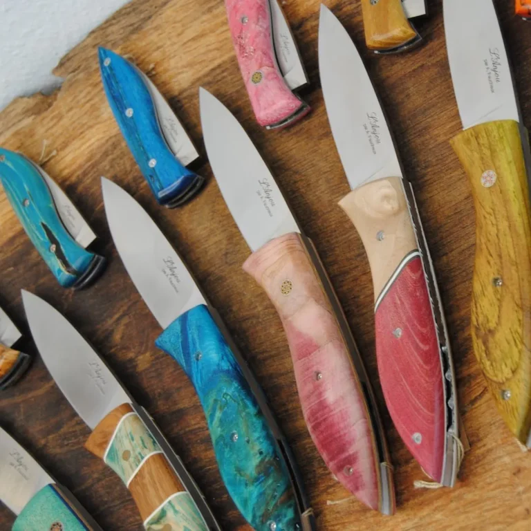 Couteaux de la Coutellerie du Maine-Anjou à manches colorés