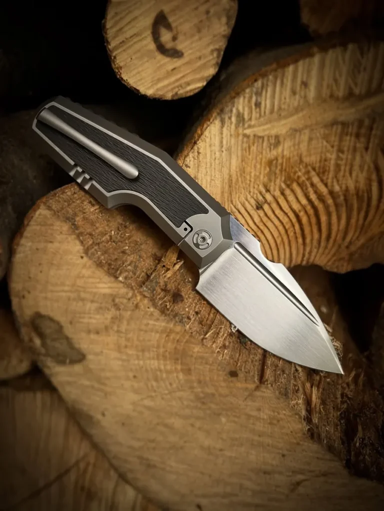 Couteau pliant GTK sur une bûche