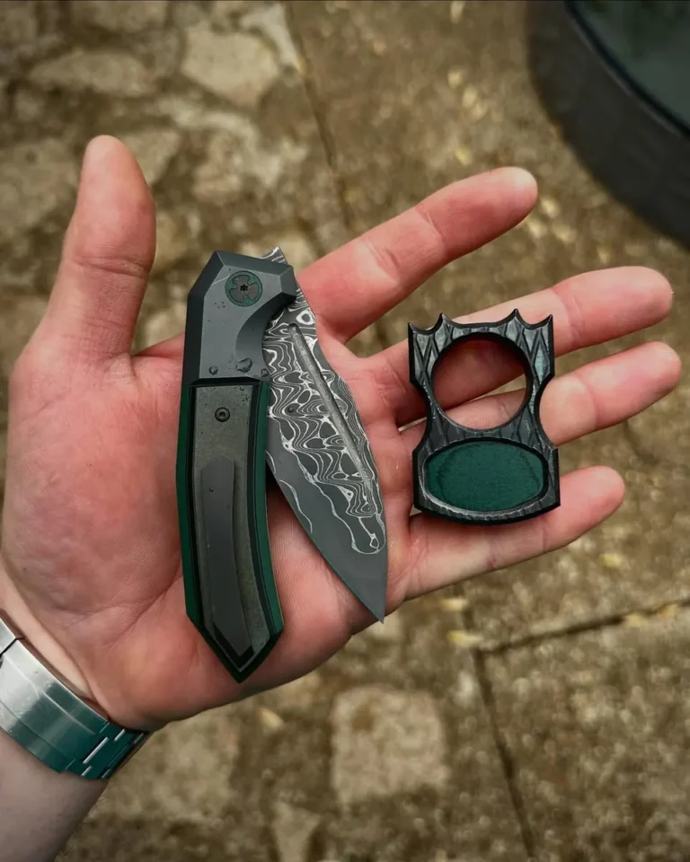 Couteau pliant GTK Grind Tactical Knives tenu en main