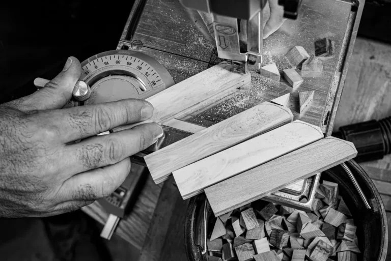 Fabrication d'un couteau marin Iniz à l'atelier de Concarneau