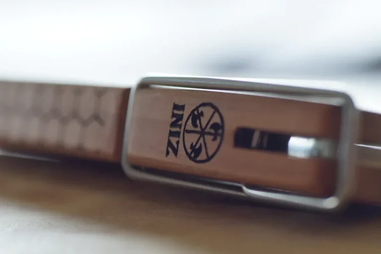 Fermeture Exolock d'un couteau Iniz, gravée au logo de la marque