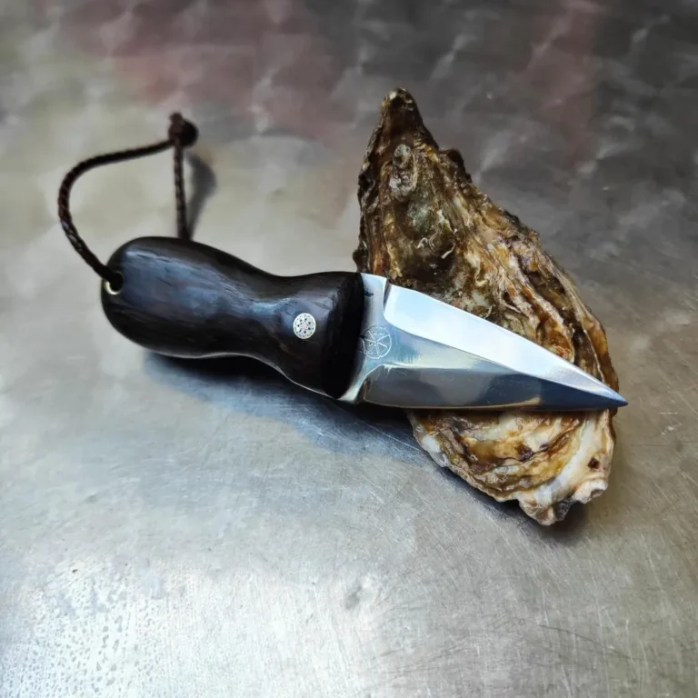 Couteau Keltic Blades posé sur une huître