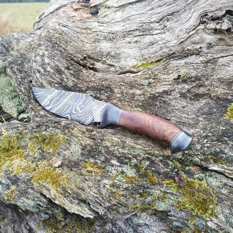 Couteau fixe Keltic Blades à lame en damas, manche en bois