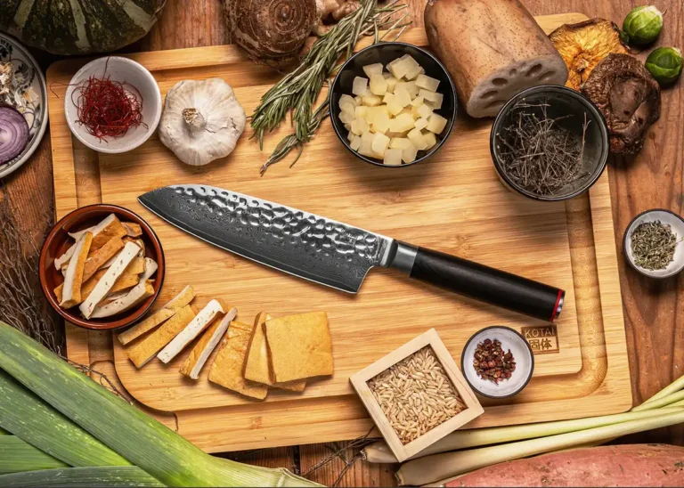 Couteau de cuisine Kotai sur une planche, avec légumes et épices
