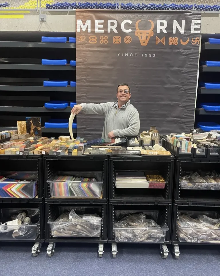 Stand Mercorne en salon de coutellerie, avec ses matériaux pour manches