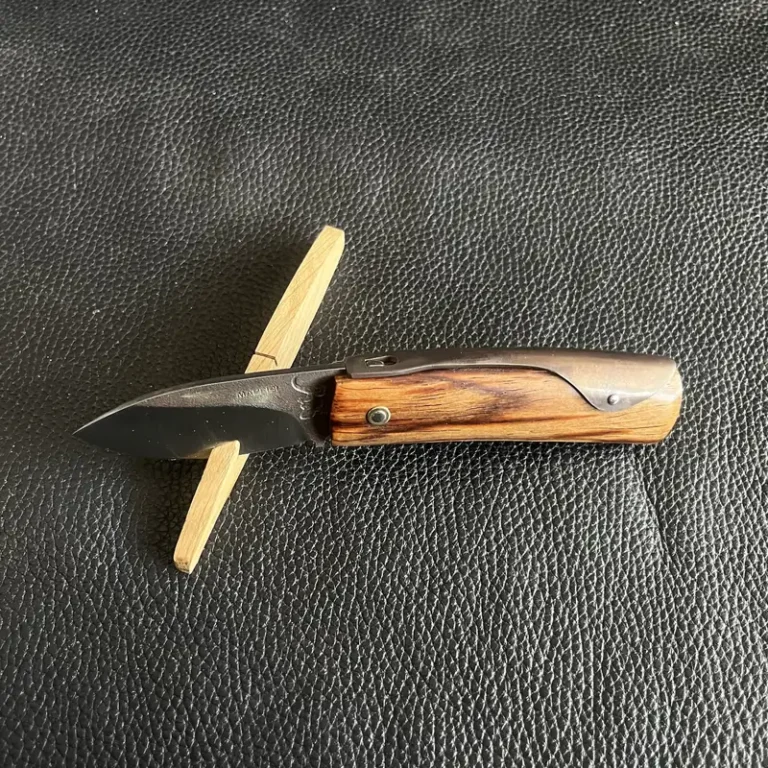 Couteau pliant Pierre Marfisi à manche en bois