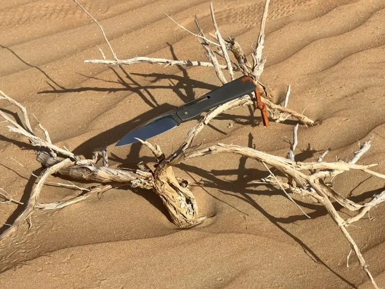 Couteau Pierre Marfisi posé sur le sable