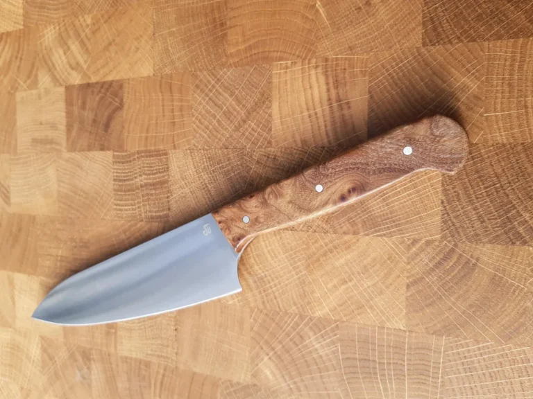 Couteau de cuisine Sylvain Broqua sur une planche en bois