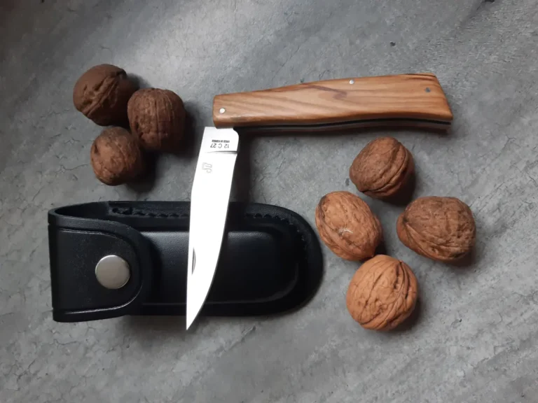 Couteau à friction Sylvain Broqua et son étui, avec des noix