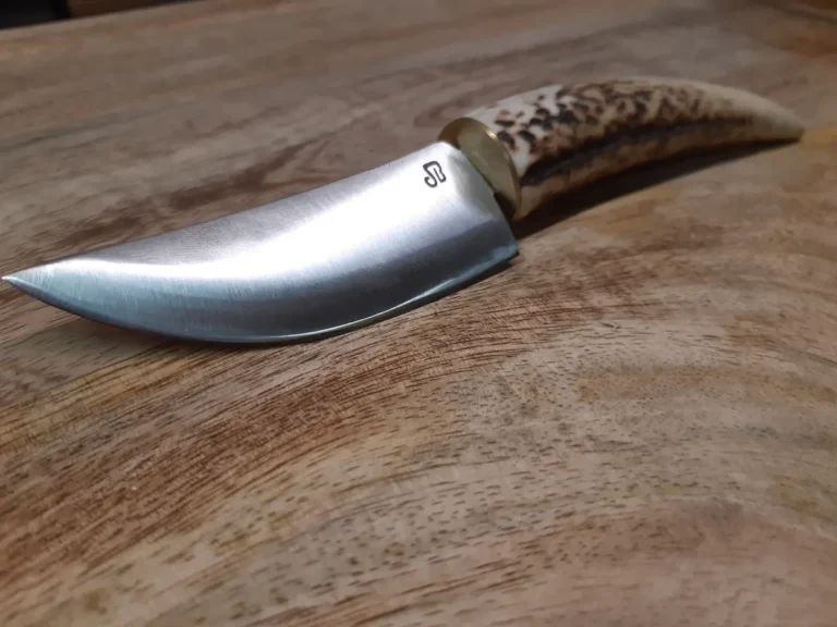 Couteau Sylvain Broqua à lame courbe et manche en bois de cerf