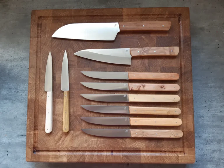 Couteaux de cuisine Sylvain Broqua sur une planche
