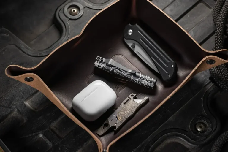 Équipement EDC Triple Aught Design sur une pochette en cuir